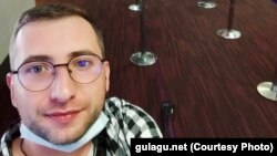 На фото, опубликованном в соцсетях Gulagu.net, запечатлен уроженец Минска, 31-летний Сергей С., убедилось Настоящее Время