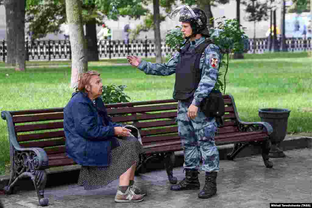 Женщина и сотрудник полиции во время акции оппозиции на Трубной площади в поддержку незарегистрированных кандидатов на выборах в Мосгордуму. По данным на 18 часов, в Москве задержаны около 600 человек. Фото: Михаил Терещенко/ТАСС