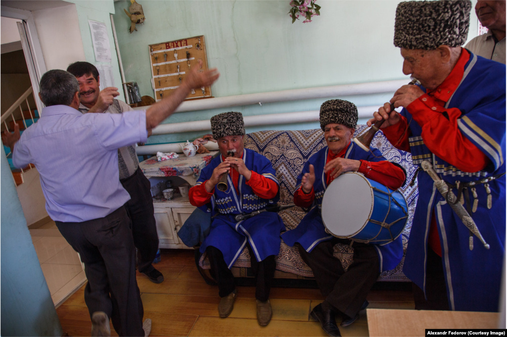 Выступления цовкринских канатоходцев всегда сопровождает оркестр из зурны и барабана из их родного поселка. Рядом иногда скачет шут в костюме козла: он пытается вызвать сильную неприязнь зрителей к себе и собрать денег для канатоходца, с которым работает в паре