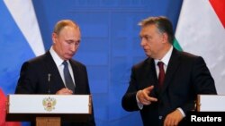 Hungary - Hungarian Prime Minister Viktor Orban (R) and Russian President Vladimir Putin attend a news conference following their talks in Budapest, Hungary, February 2, 2017