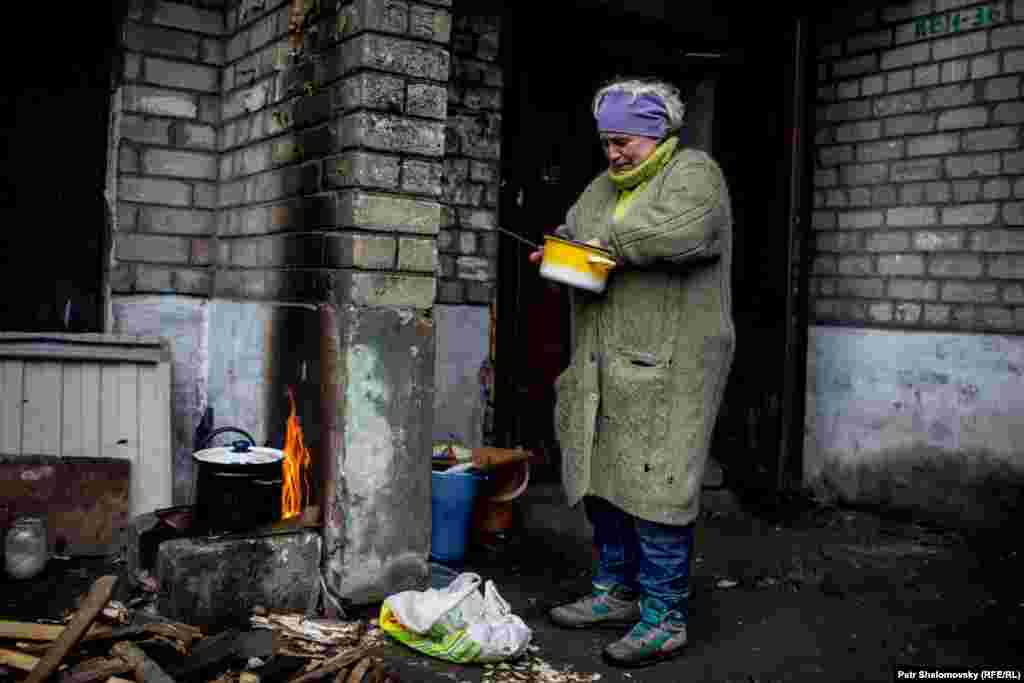 Местные жители готовят еду в условиях, когда в городе нет ни света, ни газа: Дебальцево, Донецкая область Украины. 3 февраля 2015